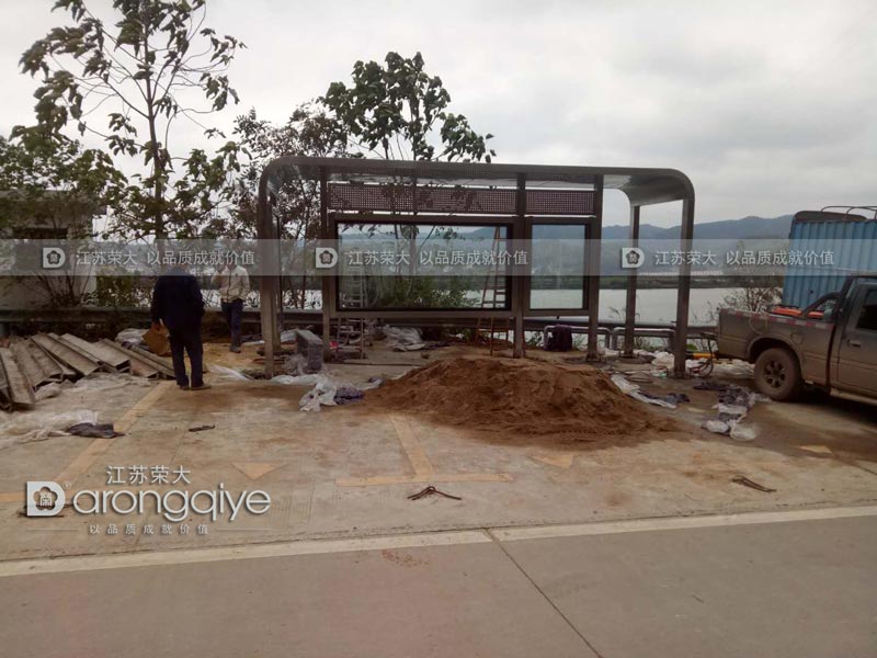 西安公交候車(chē)亭安裝實(shí)物案例