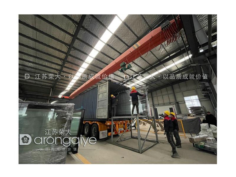 公交候車(chē)亭裝車(chē)圖