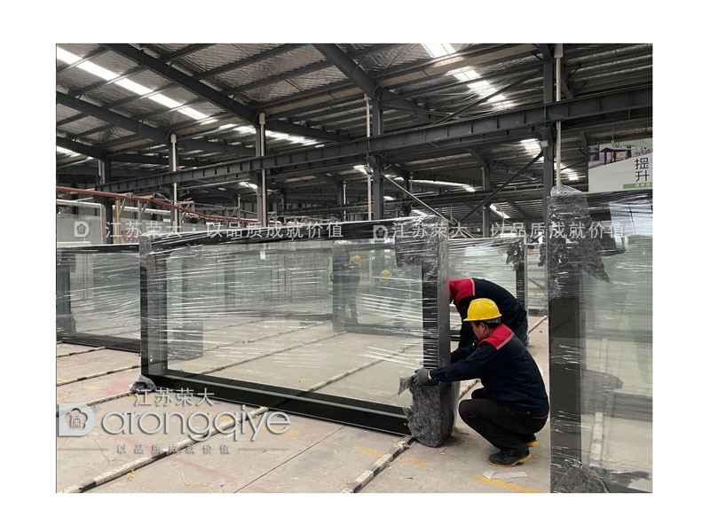 公交候車(chē)亭裝車(chē)圖